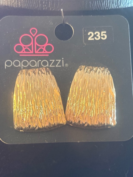 paparazzi Accessories - paparazzi Gold Textured Clip Earrings